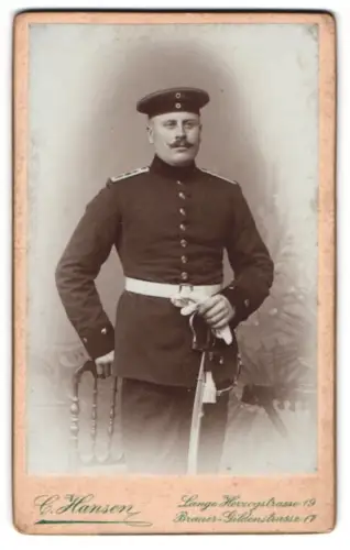 Fotografie Carl Hansen, Wolfenbüttel, Lange Herzogstr. 19, Soldat vom Feld-Artillerie-Rgt. Nr. 46 in Uniform m. Säbel