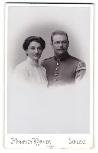Fotografie Heinrich Körner, Schleiz, Post-Strasse 16, Unteroffizier-Spielmann in Uniform mit seiner Frau