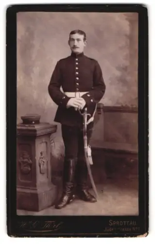 Fotografie H. G. Thiel, Sprottau, Jüdenstrasse 1, Soldat in Uniform mit Krätzchen und Säbel