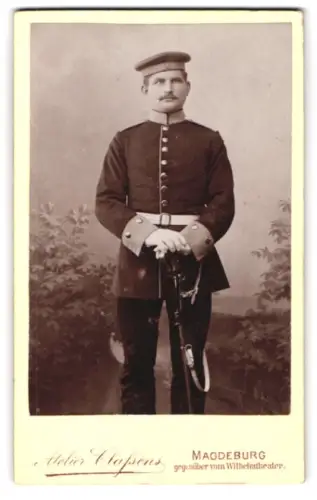Fotografie Atelier Classens, Magdeburg, Am alten Brücktor 3-4, Soldat in Uniform mit Krätzchen und Säbel