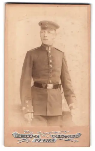 Fotografie Fr. Haack, Jena, Einjährig-Freiwilliger Unteroffizier in Uniform mit Bajonett, Manövergruss 1896
