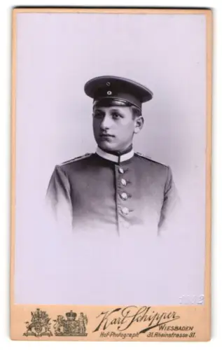 Fotografie Karl Schipper, Wiesbaden, Rheinstrasse 31, Soldat in Uniform mit Schirmmütze