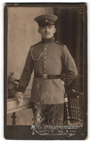Fotografie E. Brüggemann, Leipzig-Gohlis, Beitenfelderstr. 99, Gefreiter in Uniform mit Schützenschnur 1. Stufe