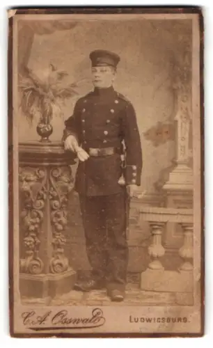 Fotografie C. A. Osswald, Ludwigsburg, Trompetergässchen, Soldat im Waffenrock mit Schirmmütze und Bajonett