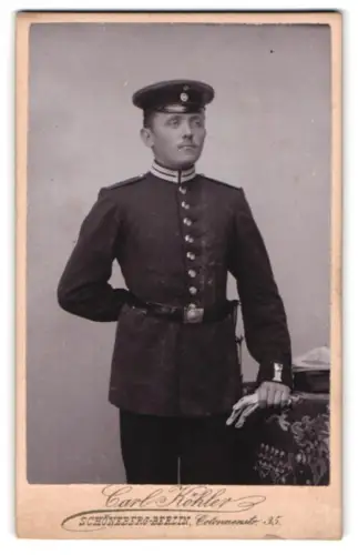 Fotografie Carl Köhler, Berlin-Schöneberg, Colonnenstr. 35, Garde-Soldat in Uniform mit Schirmmütze und Bajonett