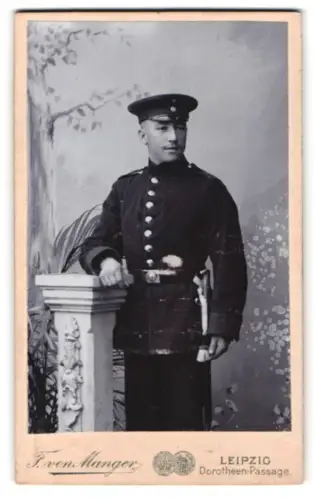 Fotografie Ferdinand von Manger, Leipzig, Dorotheen-Passage, Soldat in Uniform mit Schirmmütze und Bajonett