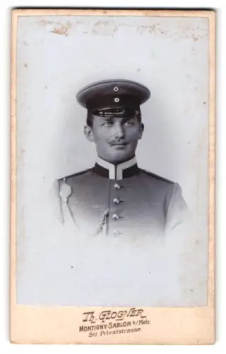 Fotografie Th. Glogner, Montigny-Sablon b. Metz, Sct. Privatstrasse, Unteroffizier in Uniform m. Schützenschnur 1. Stufe