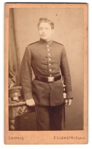 Fotografie Eulenstein, Leipzig, Zeitzer Strasse 34, Soldat in Uniform mit Schirmmütze und Säbel