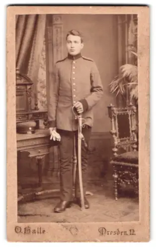 Fotografie Oscar Halle, Dresden, Oppellnstrasse 52, Soldat in Uniform mit Schirmmütze und Säbel
