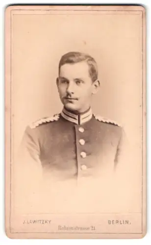 Fotografie J. Lawitzky, Berlin, Behrenstrasse 21, Einjährig-Freiwilliger Garde-Soldat in Uniform