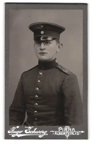 Fotografie Hugo Schwerg, Pirna, Albertstrasse 13, Gefreiter vom Infanterie-Regiment Nr. 64 in Uniform mit Schirmmütze
