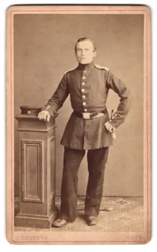 Fotografie J. Bourens, Metz, Rue Serpenoise 27-29, Soldat Maximiliam Bluhm in Uniform mit Krätzchen und Bajonett