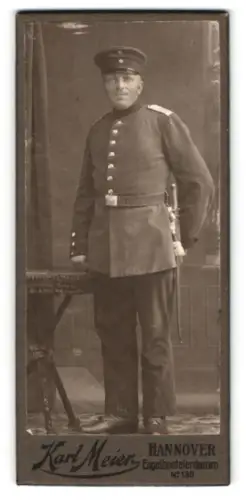 Fotografie Karl Meier, Hannover, Engelbostelerdamm 130, Infanterie-Soldat in Uniform mit Schirmmütze und Bajonett