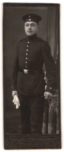 Fotografie Hugo Schwerg, Pirna, Albertstrasse 13, Soldat in Uniform mit Krätzchen und Bajonett