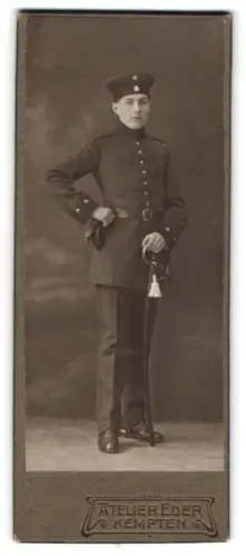 Fotografie Atelier Eder, Kempten, Soldat in Uniform mit Krätzchen und Säbel