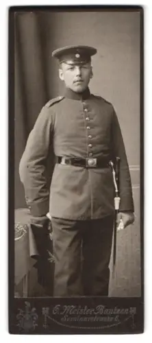 Fotografie O. Meister, Bautzen, Seminarstrasse 6, Soldat in Uniform mit Schirmmütze und Bajonett