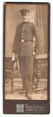 Fotografie Guido Schubert, Thorn, Baderstr. 28, Soldat Fritz Höfer in Uniform mit Schirmmütze und Bajonett