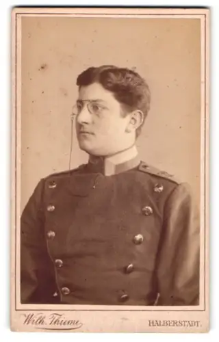 Fotografie Wilh. Thieme, Halberstadt, Plantage, Unteroffizier vom Infanterie-Regiment Nr. 122 im Uniformrock
