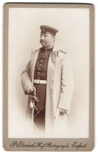 Fotografie P. Strnad, Erfurt, Sergeant in Uniform mit Mantel, Schirmmütze und Säbel