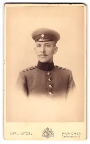 Fotografie Karl Lützel, München, Dachauerstr. 19, Einjährig-Freiwilliger in Uniform mit Schirmmütze