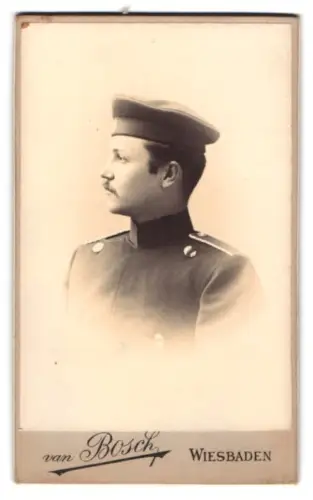Fotografie van Bosch, Wiesbaden, Wilhelmstrasse 6, Einjährig-Freiwilliger Chevauleger in Uniform mit Krätzchen