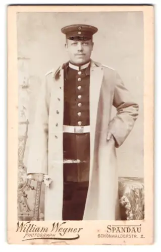 Fotografie William Wegner, Spandau, Schönwalder-Str. 2, Garde-Soldat in Uniform mit Mantel und Schirmmütze