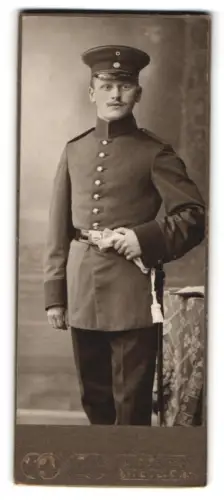 Fotografie Max Seiffert, Freiberg i. S., Poststrasse 11, Gefreiter Otto Höfer in Uniform mit Schirmmütze und Bajonett