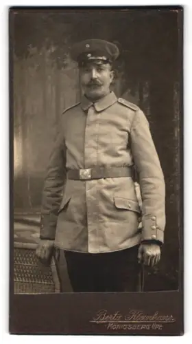 Fotografie Berta Kleinhans, Königsberg i. P., Unterhaberberg 36, Soldat vom Inf.-Rgt. Nr. 4 in Uniform mit Schirmmütze
