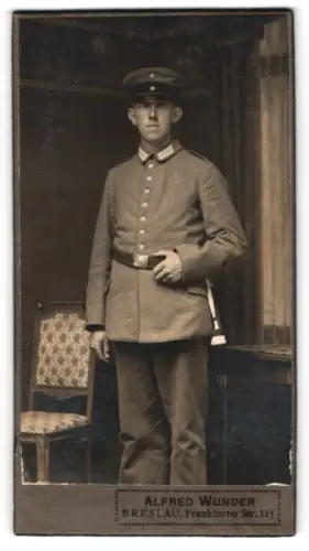 Fotografie Alfred Wunder, Breslau, Frankfuter Str. 111, Infanterie-Soldat in Feldgrau Uniform m. Schirmmütze u. Bajonett