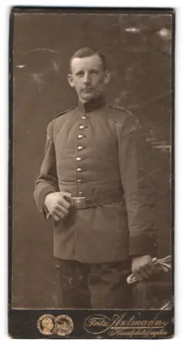 Fotografie Fritz Axtmann, Plauen /V., Bahnhofstr. 27, Soldat der Infanterie in Uniform
