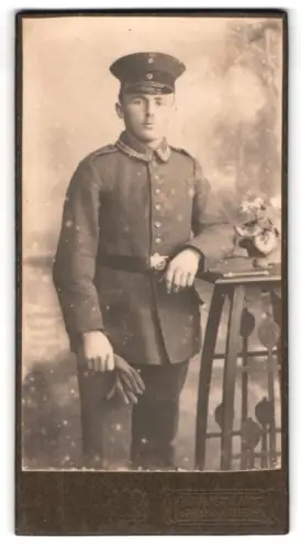 Fotografie August Lutz, Gera, Theaterplatz, Unteroffizier in Feldgrau Uniform mit Schirmmütze