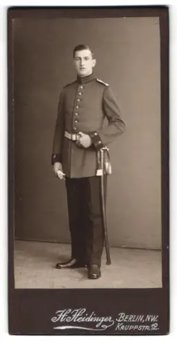 Fotografie H. Heidinger, Berlin, Kruppstr. 12, Garde-Soldat in Uniform mit Säbel