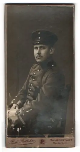 Fotografie Richard Böttcher, Halberstadt, Kaiserstr. 1, Soldat vom Inf.-Rgt. Nr. 27 in Uniform mit Schirmmütze