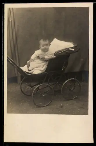 Foto-AK Kleinkind, im Kinderwagen sitzend