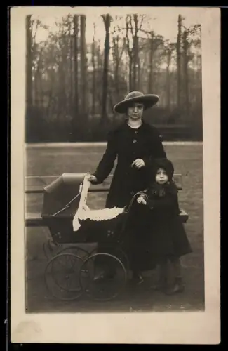 Foto-AK Mutter mit kleiner Tochter und Kinderwagen in einem Park