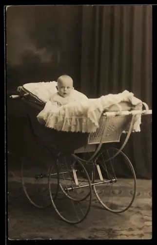 Foto-AK Säugling in einem grossen Kinderwagen, 1915