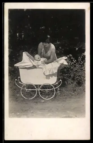 Foto-AK Mutter mit weinendem Baby im Kinderwagen am Rande eines Wäldchens, 1930