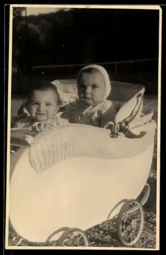 Foto-AK Zwei Kleinkinder in einem Kinderwagen im Sonnenschein