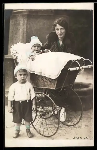 Foto-AK Mutter mit kleinem Jungen und Kleinkind im Kinderwagen, 1921