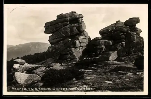 AK Pferdekopfsteine /Riesengebirge, Pferdekopfsteine mit Blick auf die Schneegrubenbaude