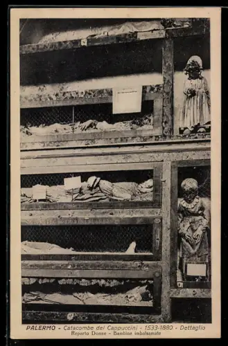 AK Palermo, Catacombe dei Cappuccini, 1533-1880, Dettaglio, Reparto Donne, Bambine imbalsamate