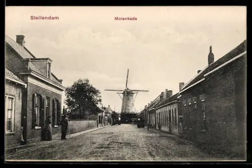 AK Stellendam, Molenkade, Strassenpartie mit Blick zur Windmühle