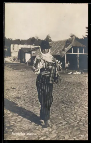 AK Rumänien, Bäuerin mit Hut