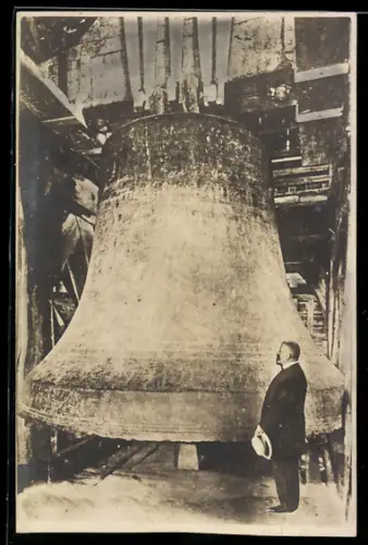 AK Sens, Un homme se tient devant une grande cloche