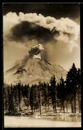 AK Mount Lassen, Rauch steigt aus dem Vulkan auf