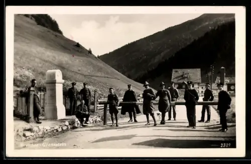 AK Brenner, Grenzpolizisten vor Grenzstein