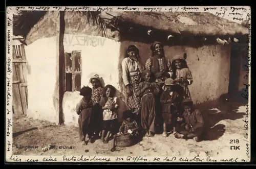 AK Sinti und Roma vor einer Hütte