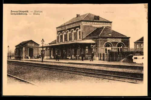 AK Leopoldsburg, Bahnhofsgebäude mit wartenden Menschen