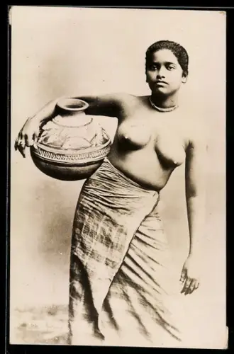 AK Ceylon / Sri Lanka, Singhalesin trägt ein Gefäss, nackte Asiatin