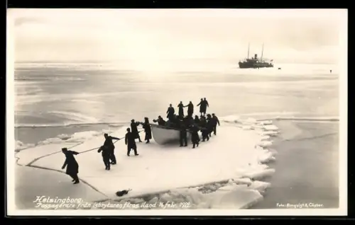 AK Helsingborg, Passagerare fran isbrytaren föras iland, 16 febr. 1922, Seenotrettung